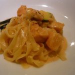 IL PONTILE - 自家製スモークサーモンとズッキーニのパスタ