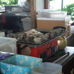波戸岬サザエのつぼ焼き売店 - おばちゃんが焼いてるところ