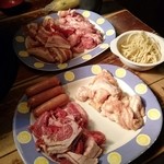 焼肉居酒屋 くまみちゃん  - 小肉、ホルモン、ジンギスカン、豚カルビ、ウィンナーとパスタサラダ