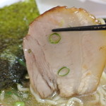 八兵衛 - 八兵衛・牛骨ラーメン チャーシュー(2016.04)
