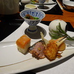 ラビスタ阿寒川 - 前菜（菜の花辛子和え、蟹爪霞揚げ、鰯香梅煮、合鴨ロース煮、白花豆、サーモン小袖寿司、烏賊山升漬け海担和え）
      