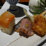 ラビスタ阿寒川 - 蟹爪霞揚げ、鰯香梅煮、合鴨ロース煮、白花豆、サーモン小袖寿司