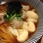 中華soba いそべ - 特製ワンタンは肉３個と海老３個のミックス。