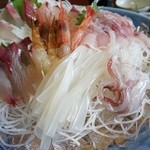 樽海 - 活きイカを含むお刺身盛り合わせ。