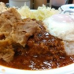 松屋 - 坦々のソースは、ジャージャー麺に似てっかな。
それに豆板醤でぴりっとさせています。
また、プレミアム牛丼の具材が乗ってる様です。
