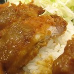 とんかつ山脈 - カツカレー500円、衣は薄く、カリっと揚がっていますよ