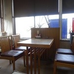 マルミ・サンライズ食堂 - 椅子席はこんな感じで6卓あります