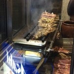 丸八焼鳥店 平和通り店 - 焼いてます