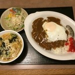 天壇 - 【2016年03月】目玉カレーとオニオンサラダ（うどんを選択）提供時、この内容で＠550円です。