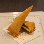 レンゲ - 松葉蟹と菜の花の春巻　ボッタルガ掛け