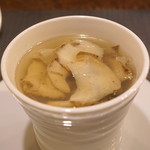 レンゲ - 黒アワビと白キクラゲの金華ハムのコンソメスープ