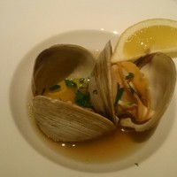 インカント - 貝の白ワイン蒸し　黒コショウ風味　レモン添え　南イタリア風