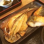 内浦漁協直営 いけすや - ひもの定食 サバ、アジ、サンマ まさかの連チャン！
                                ほくほくでうま〜！
                                