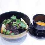 トゥ・ラ・ジョア - トリュフの下には牛ステーキ。肉の質感もバッチリ、甘さが口一杯に拡がりますね。