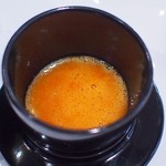 トゥ・ラ・ジョア - 卵黄を解いたものに牛肉をくぐらせて頂きます