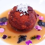 スターレッドキャビアの散らされたオマール海老スープに新玉ねぎのフライ