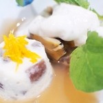 トゥ・ラ・ジョア - 柚子が乗っているのはホタテ貝柱と干し海鼠のムース＆カツオの一番出汁