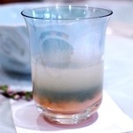 トゥ・ラ・ジョア - 最下層にバフン雲丹、上部は桑名の蛤スープ、中間に青さグミで蓋をして雲丹への熱伝導を制御している。素晴らしいアイデアであり美味です