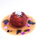 トゥ・ラ・ジョア - スターレッドキャビアが浮かんでいるのは西京味噌ベースのオマールエビのスープ。食用のプラチナ箔を乗せてあります。