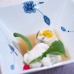 トゥ・ラ・ジョア - 海鮮の一皿には大ぶりな北海道エゾ鮑（350g級をカット）が入っています。この食べ応えと味が素晴らしい。