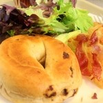 Embassy Suites by Hilton Waikiki Beach Walk - 朝食ビュッフェ付き