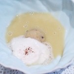 トゥ・ラ・ジョア - 春キャベツのスープ。白い泡は自家製ベーコンの泡