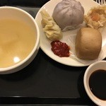 Taipei International Airport VIP Lounge - 点心系は充実しています。大根のスープと。