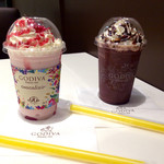 GODIVA - ホワイトチョコレート ラズベリー&ローズ♪  
ダークチョコレート デカダンス♪