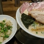 麺作 赤シャモジ - 特製濃熟醤油ラーメン 880円+赤シャライス 190円