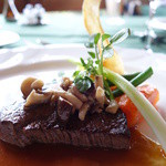 メインダイニングルーム 三笠 - 国産牛フィレ肉のステーキ、茸を添えて、マデラソース、アップ写真！