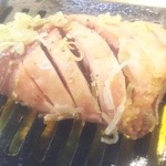 大阪焼肉・ホルモン ふたご - 特大ねぎ塩ハラミ(焼き始め)
