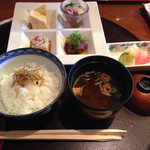 和 あすか - ホタルイカ酢味噌和え、牛肉土手、ごま豆腐毛蟹和え、だし巻き