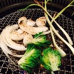 Daikanyama Sumibiyakiniku Sarugaku - 春野菜焼き、新玉ねぎとプチヴェール