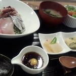 Japanizu Dainingu Nino - お魚たっぷり浜採れの海鮮丼（980円）甘口のタレが絶品です
