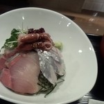 Japanizu Dainingu Nino - 海鮮丼は三種類の魚介で構成されています