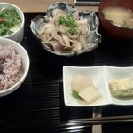 Japanizu Dainingu Nino - 週替わりにのランチ（880円）主菜は豚と新玉葱の塩こうじ炒めを選択
