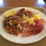 ホテルルートイン - 朝食(焼きそば、スクランブルエッグ、ベーコン、メンチカツ、タケノコの煮物ほか)