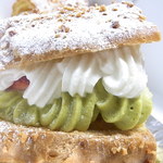 パティスリー アンシャンテ - ３種類のクリームと苺がイン