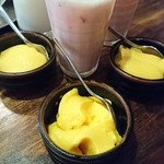 印度料理シタール - デザートのマンゴーぶりんといちごラッシーとラッシー♪嬉しい集合写真!!