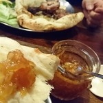 印度料理シタール - テーブルの上にのったマンゴーチャッネを愛してかれこれ○十年♪今も変わらず愛し続けてマス。