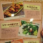印度料理シタール - ティルティッカはチキン好きには是非味わって欲しい味。春サラダは野菜の美味しさが際立つシンプルな味つけです。いちごラッシーは苺好きには幸せ過ぎる味～甘すぎず爽やかな苺ラッシーにメロメロになるはず♪