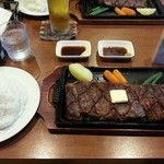 ステーキハウスダヂ - 400gのダヂステーキとライス「中」。