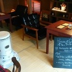 カフェ イル ヴェンティチェッロ - まだ置いてある丸ストーブ（点いてないです。）の側の一人席を利用しました。