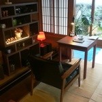 カフェ イル ヴェンティチェッロ - 中庭の見えるひとりテーブル席です。