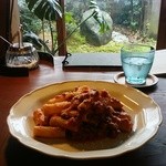 メイン「トルティリオーニのボロネーゼ、ミートソース、マカロニ」