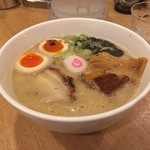 カーザ ルカ - ラー博は俺の社員食堂。  キングとんこつラーメソ！  なるとがキュート♡  チャーシュー・角煮・味玉がのせられたゴゥジャスなラーメソ。イイね！