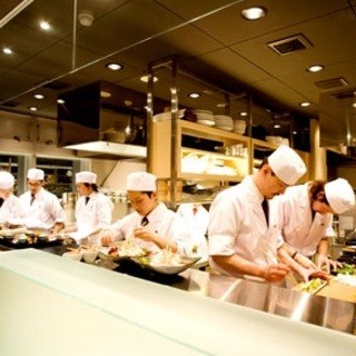 開放感あふれる店内に活気があるオープンキッチン