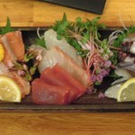 酒肴商店 アジト - 刺身盛り合わせ(3人前？)