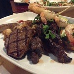 Dundee's Restaurant on the Waterfront - カンガルー、エミュー、クロコダイル、バラマンディー、ステーキ、シュリンプ