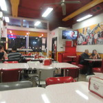 Ben's Chili Bowl - 店内にはテレビあり。